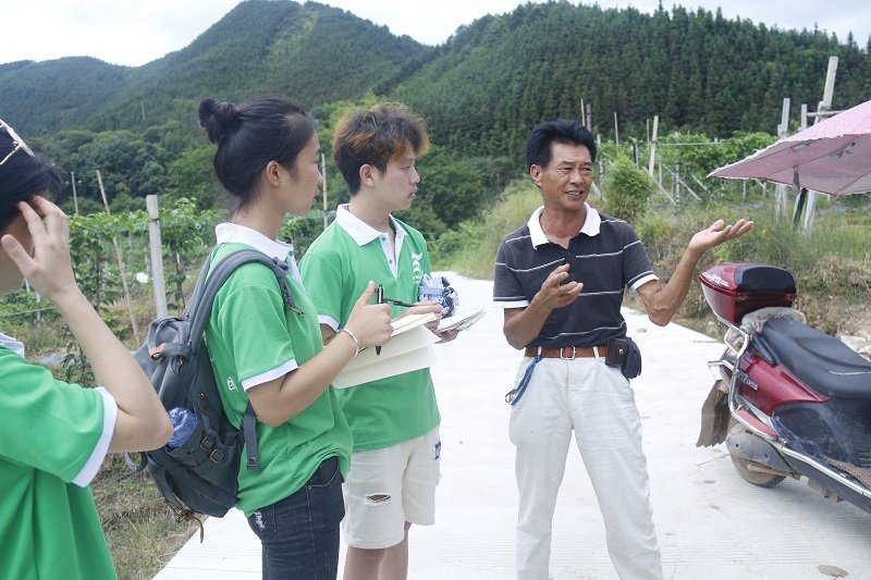 蒋增保先生为暑期社会实践团成员讲解(一)